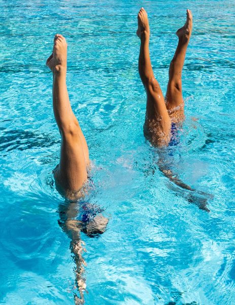 04_giovani-ragazze-in-posa-all-interno-della-piscina_